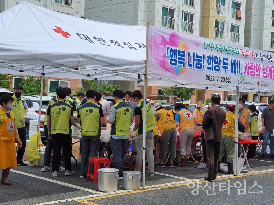 사랑의 삼계탕 나눔 행사_삼계탕 포장ⓒ양산타임스