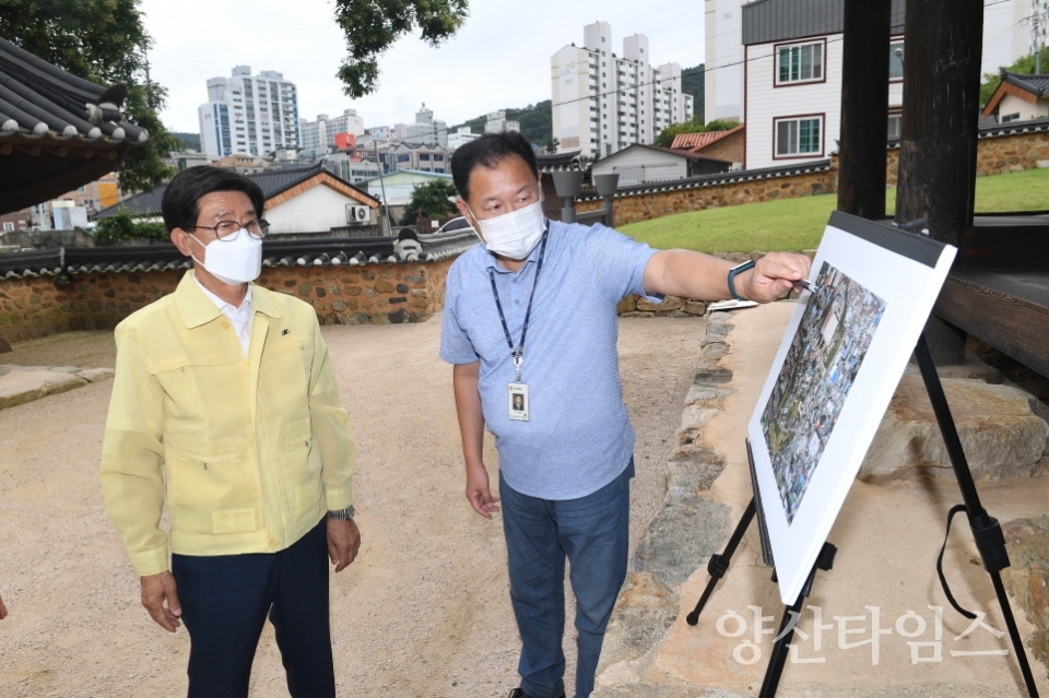 정종복 기장군수는 27일 오후 2시 40분경 기장읍성 정비사업 현장과 기장 근대역사관 조성 부지를 방문해 추진상황 등을 점검했다ⓒ양산타임스