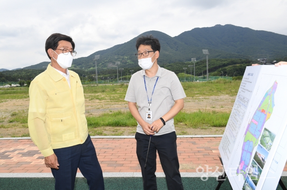 정종복 기장군수는 27일 오후 2시경 일광유원지 내 종합운동장 및 유스호스텔 건립 추진 현장을 방문해 점검했다ⓒ양산타임스