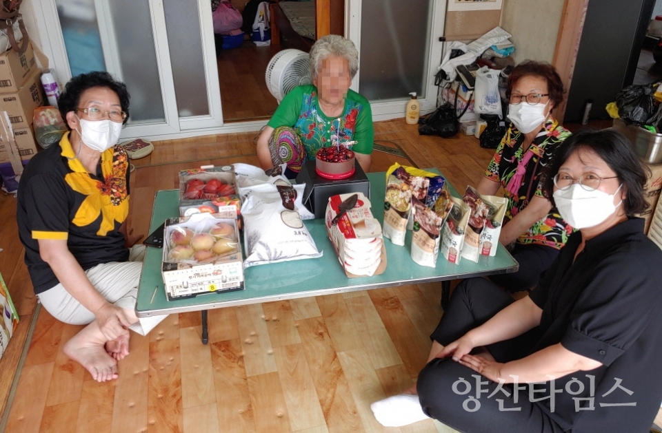 지난 7월 15일 유경혜 일광읍장(오른쪽 첫 번째)과 이금자 일광읍지역사회보장협의체위원장(왼쪽 첫 번째), 이희순 위원(오른쪽 두 번째)이 생일을 맞은 어르신 댁을 방문해 생일케이크와 생필품을 전달했다.ⓒ양산타임스