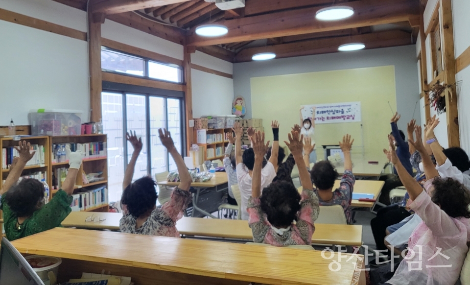 기장군 치매안심센터는 장안읍 대룡마을 주민을 대상으로 치매 예방 프로그램을 진행했다.ⓒ양산타임스