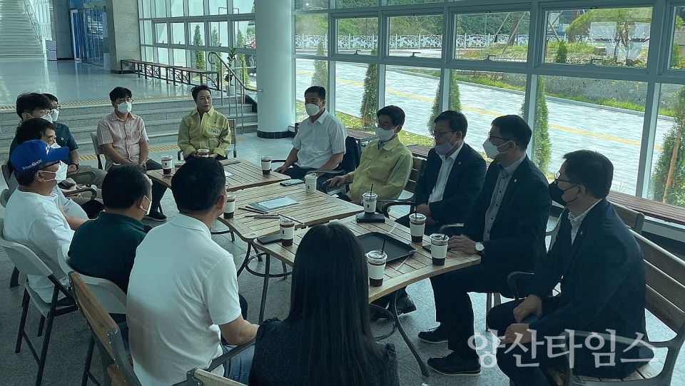 "정종복 기장군수와 시.군 의원, 관계부서 및 기관 담당자들이 28일 현장대책회의를 하고 있다" "정종복 기장군수가 28일 정관 아쿠아드림파크를 방문해 현장을 살펴보고 있다" ⓒ양산타임스