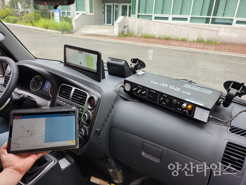 "행정복지센터 직원들이 차량용 다목적 상황전파 시스템 교육을 듣고 있다" "관용차량에 부착된 차량용 다목적 상황전파 시스템" "부산한마음로타리클럽은 지난 28일 독거노인 가구의 집수리 봉사활동을 하고 현판식을 가졌다"