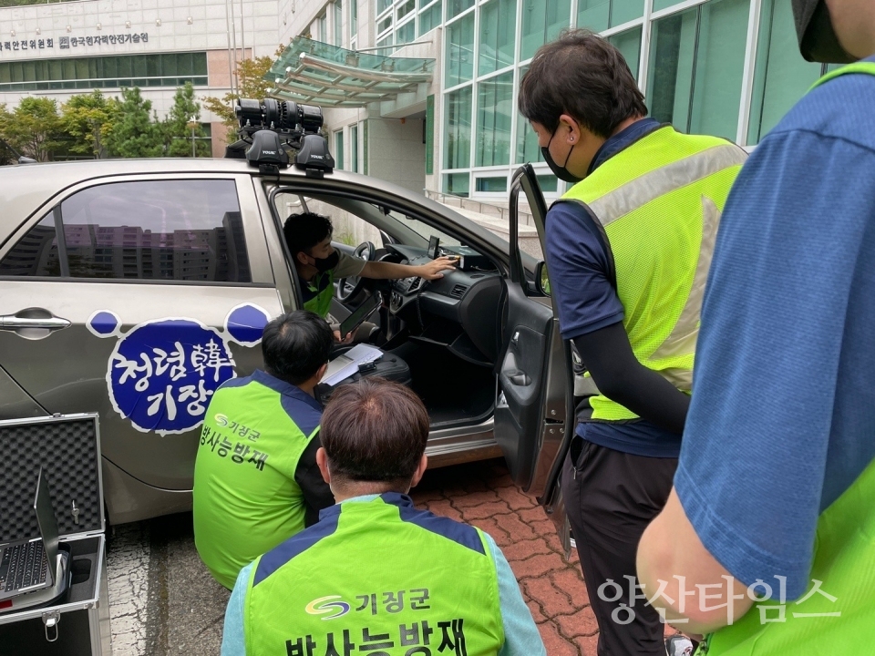"행정복지센터 직원들이 차량용 다목적 상황전파 시스템 교육을 듣고 있다" "관용차량에 부착된 차량용 다목적 상황전파 시스템" "부산한마음로타리클럽은 지난 28일 독거노인 가구의 집수리 봉사활동을 하고 현판식을 가졌다"