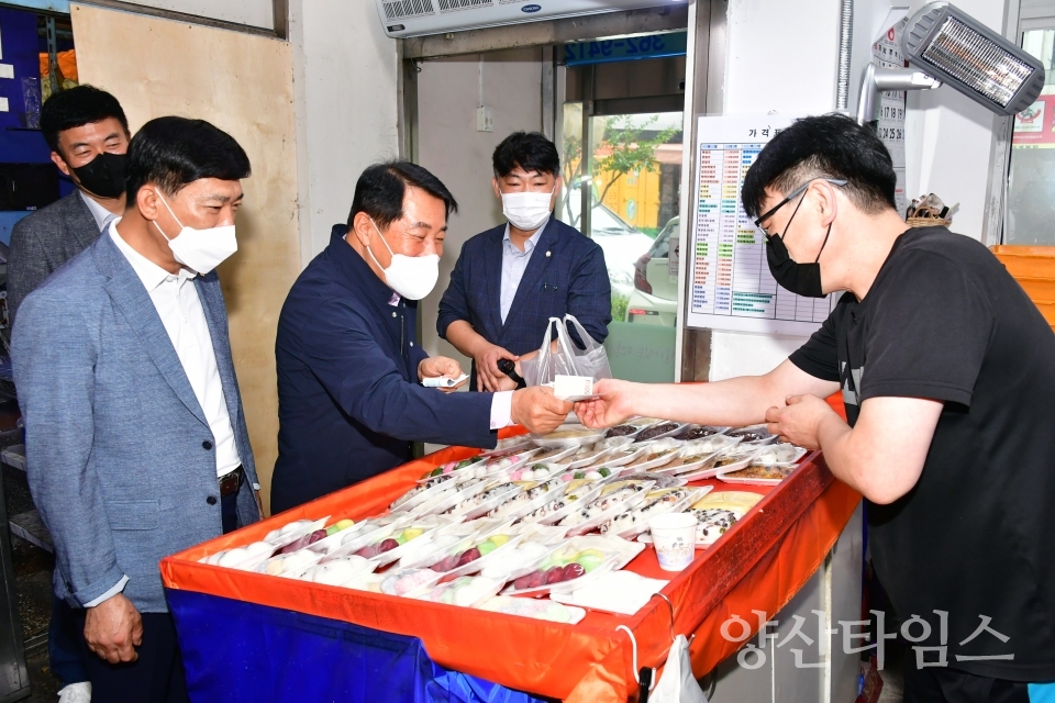 나동연 시장 덕계상설시장 방문ⓒ양산타임스