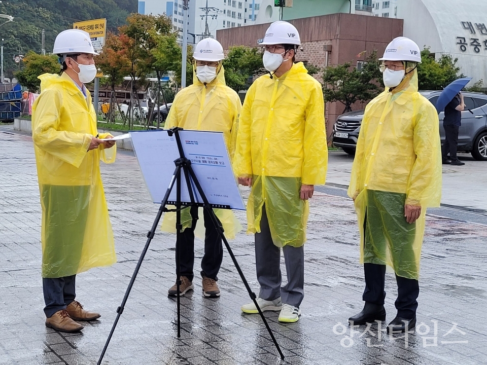박형준 부산시장(사진 오른쪽 두번째)과 정종복 기장군수(사진 오른쪽 첫번째)는 태풍 힌남노를 대비해 5일 오후 4시경 대변항을 방문 점검했다ⓒ양산타임스