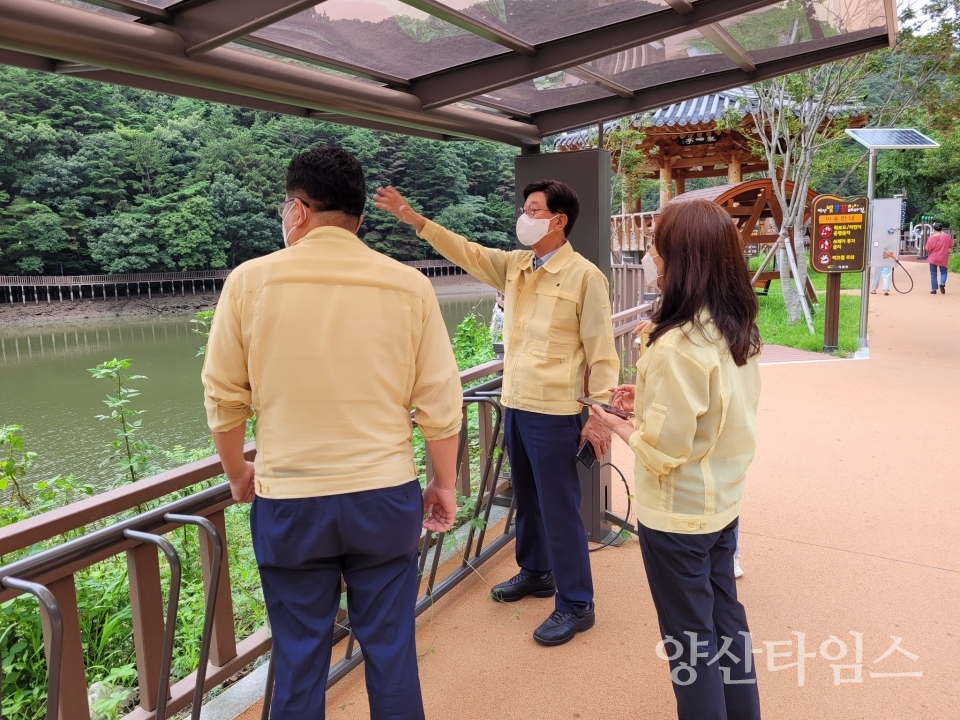정종복 기장군수(사진 가운데)는 태풍 힌남노를 대비해 5일 오후 1시경 병산저수지를 방문 점검했다ⓒ양산타임스