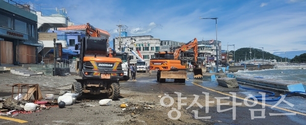 기장군은 6일 오전부터 태풍 힌남노로 인한 피해를 복구하고 있다.사진은 연화리 피해현장을 복구하는 모습ⓒ양산타임스