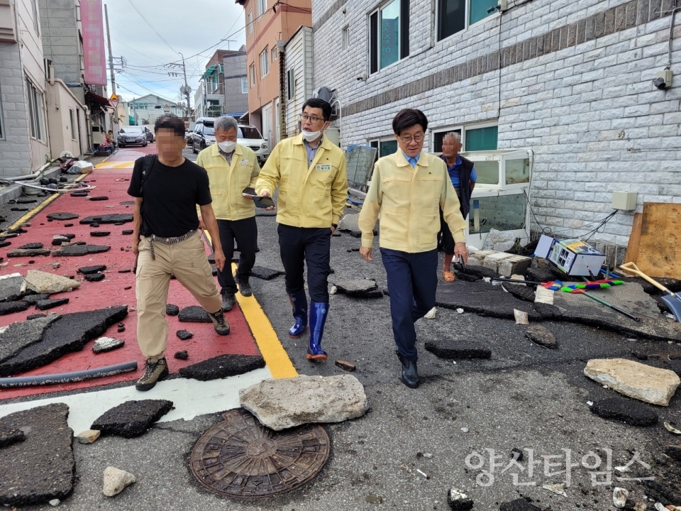 "정종복 기장군수는 지난6일 기장읍 신암마을을 방문해 피해 현장을 점검했다" "정종복 기장군수는 7일 일광읍 칠암마을을 방문해 피해복구 추진사항을 직접 감독했다" ⓒ양산타임스