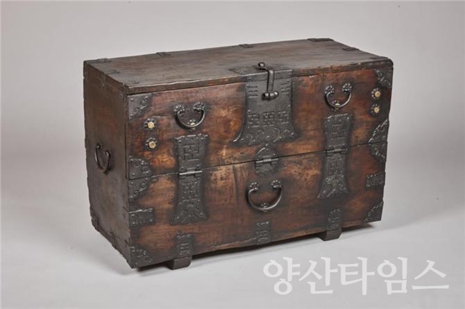 양산반닫이, 조선, 가로 80 × 세로 36 × 높이 53cm, 양산시립박물관ⓒ양산타임스