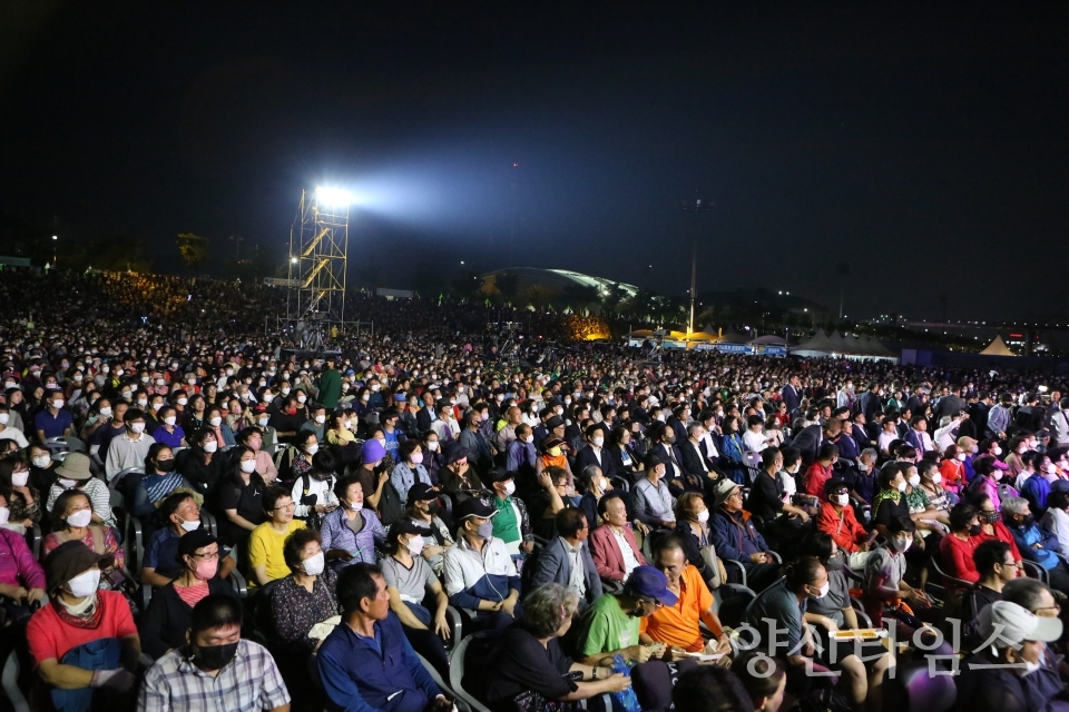 "축전개막선언" "개막식행사객석1" "개막식행사객석2" "드론불꽃쇼" "불꽃쇼" ⓒ양산타임스