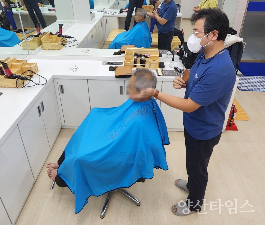 정관읍복지회관은 지난 11일 봉사자의 재능기부를 통해 지역주민 12명에게 무료 이발 서비스를 제공했다.ⓒ양산타임스
