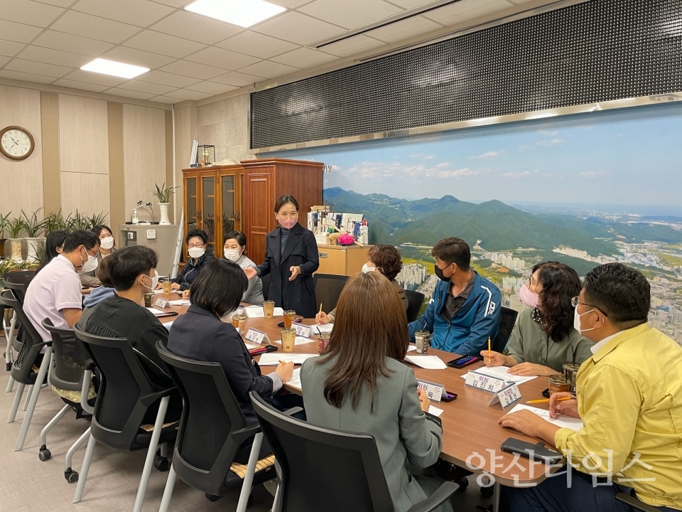 "행사 포스터" "정관읍지역사회보장협의체 위원 누짠이 협의체 위원들과 행사 관련 회의를 하고 있다" ⓒ양산타임스