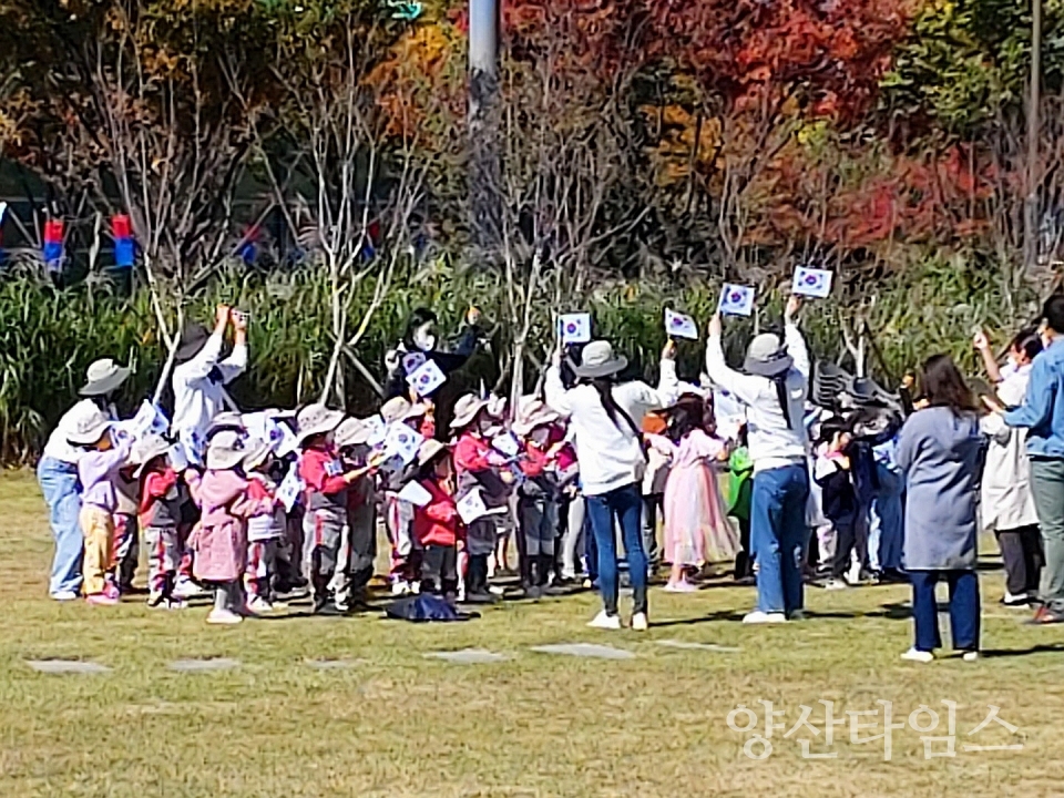 정관읍 어린이집 원아들이 오는 22일 길놀이 퍼레이드에서 재현할 31만세운동을 연습하고 있다(사진제공 정관생태하천학습문화축제추진위)ⓒ양산타임스