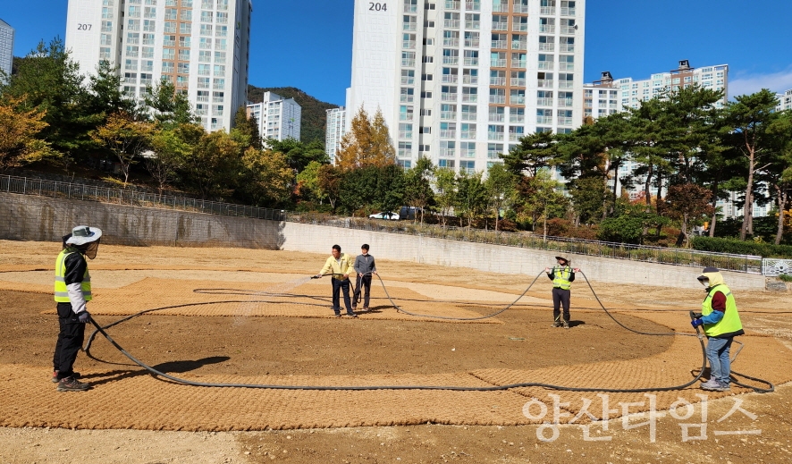 정관읍은 모전리 769번지 일원에 녹화조성사업을 진행중이다. 사진은 지난 25일 산책로 구간에 유채씨 파종을 마치고 살수차 호스를 이용해 물을 공급하는 모습ⓒ양산타임스