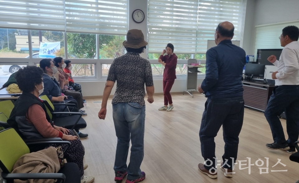 기장군 정관읍행정복지센터는 재능기부프로그램의 일환으로 26일 정관읍복지회관에서 지역주민들과 함께하는 웃음생활체조교실을 열었다.ⓒ양산타임스