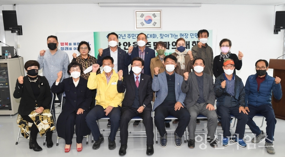 정종복 기장군수는 27일 오후 2시 철마면행정복지센터를 방문해 찾아가는 현장민원실을 운영했다" "정종복 기장군수는 27일 오전 10시 장안읍행정복지센터를 방문해 찾아가는 현장민원실을 운영했다.ⓒ양산타임스