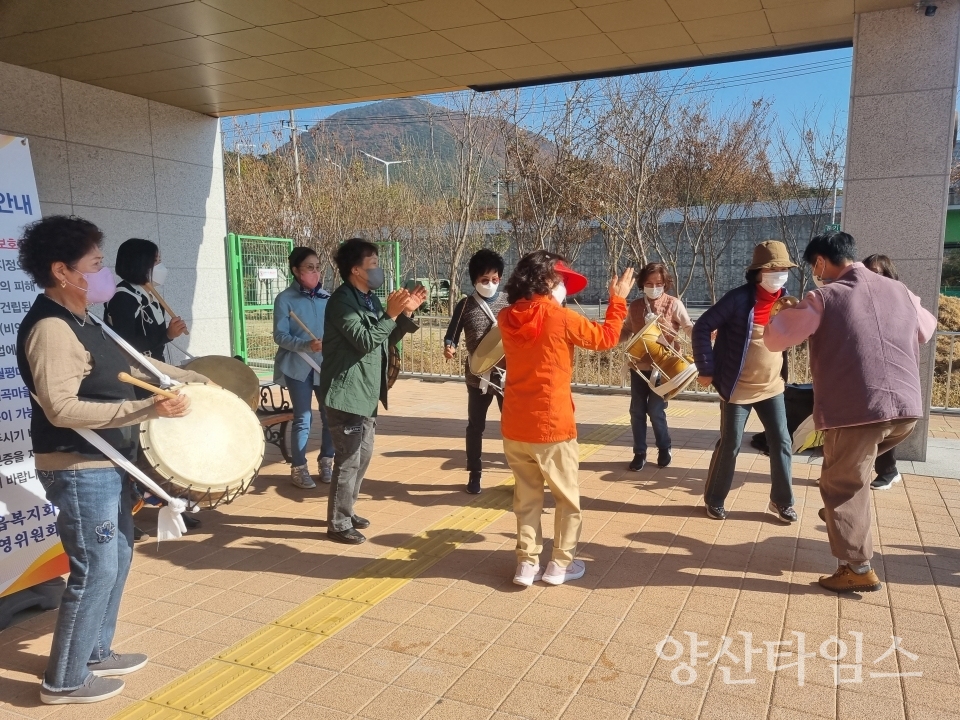 기장군 정관읍행정복지센터는 재능기부 프로그램의 일환으로 지난 7일 정관읍복지회관에서 지역주민들과 함께하는 풍물교실을 열었다ⓒ양산타임스