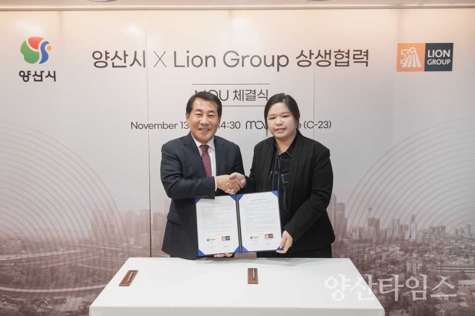 "나동연 양산시장과 모브아시아 회장 진추하(중앙 흰옷)" "나동연 양산시장과 매니지먼트 총괄이사 세레나 쳉" ⓒ양산타임스