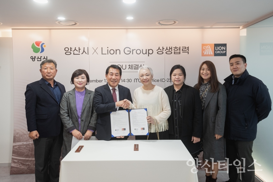 "나동연 양산시장과 모브아시아 회장 진추하(중앙 흰옷)" "나동연 양산시장과 매니지먼트 총괄이사 세레나 쳉" ⓒ양산타임스