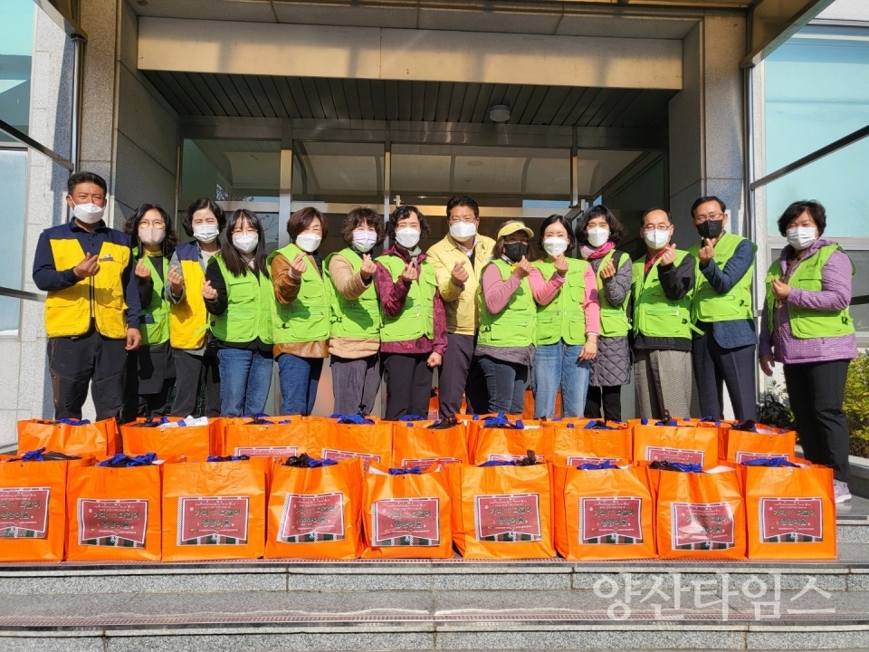정관읍행정복지센터와 봉사자들이 관내 취약계층에게 건강식품꾸러미를 전달하였다.ⓒ양산타임스