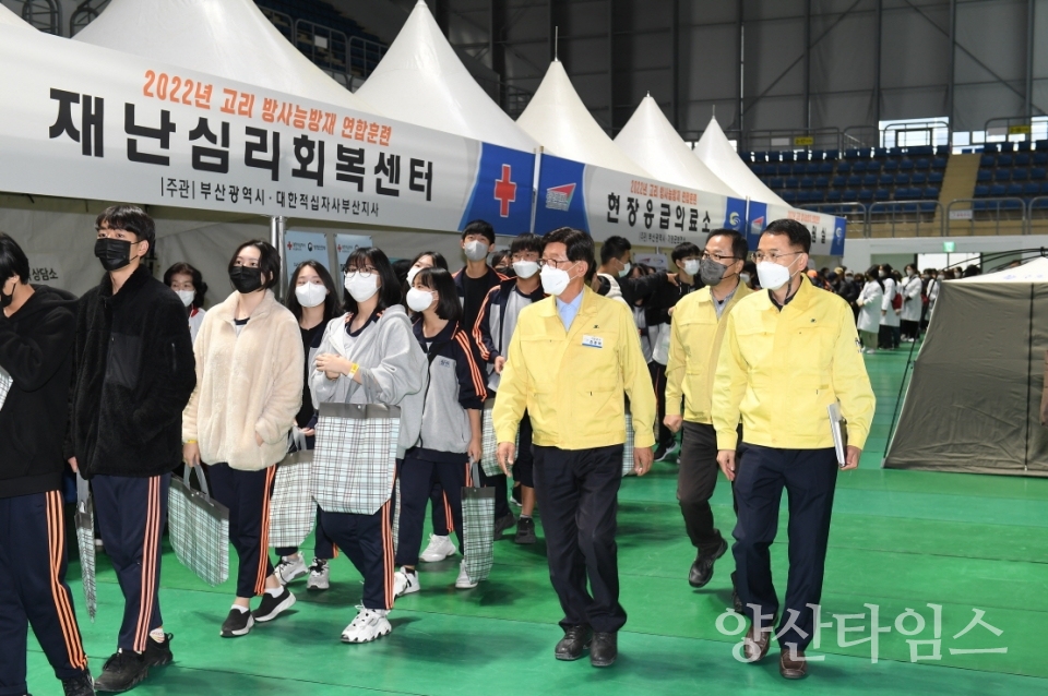 정종복 기장군수가 24일 훈련장소인 강서체육공원 체육관에서 현장 훈련을 점검하고 있다ⓒ양산타임스