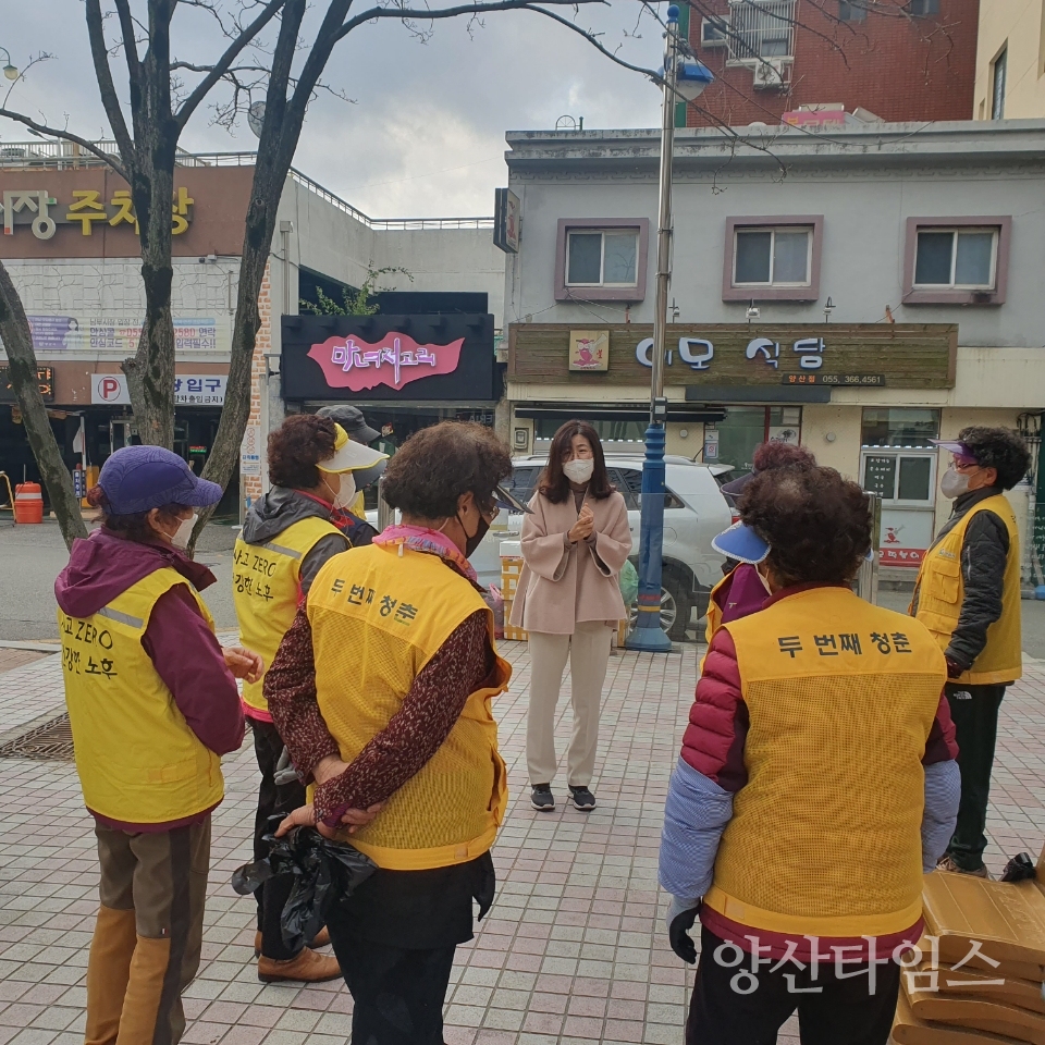 중앙동 노인공익활동 현장 방문ⓒ양산타임스