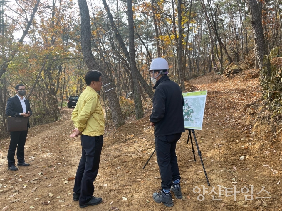 28일 정종복 군수가 장안읍 치유의 숲 공사 현장에서 사업설명을 듣고 있다.ⓒ양산타임스