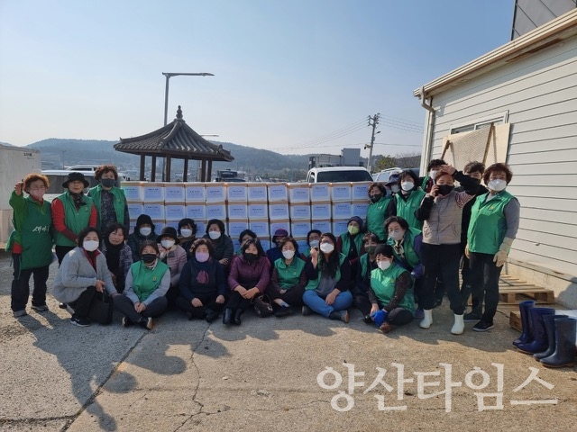 기장군 일광읍 새마을부녀회와 새마을협의회는 12월 7일 ‘사랑의 김장 나눔행사’를 개최하였다ⓒ양산타임스