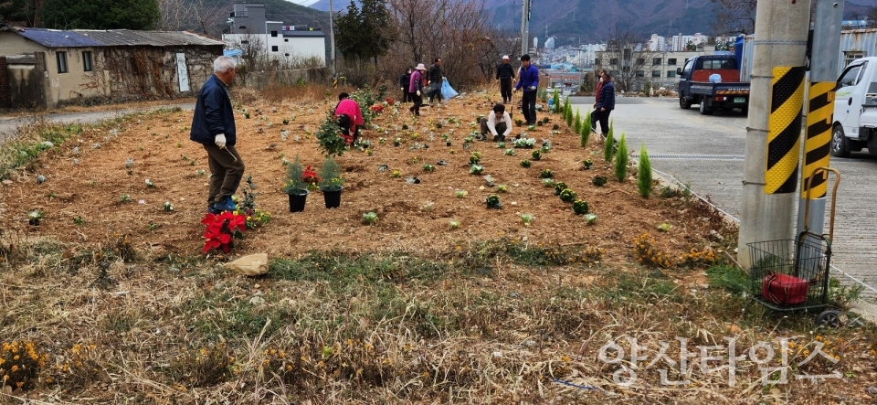 소주동 마을정원 가꾸기ⓒ양산타임스