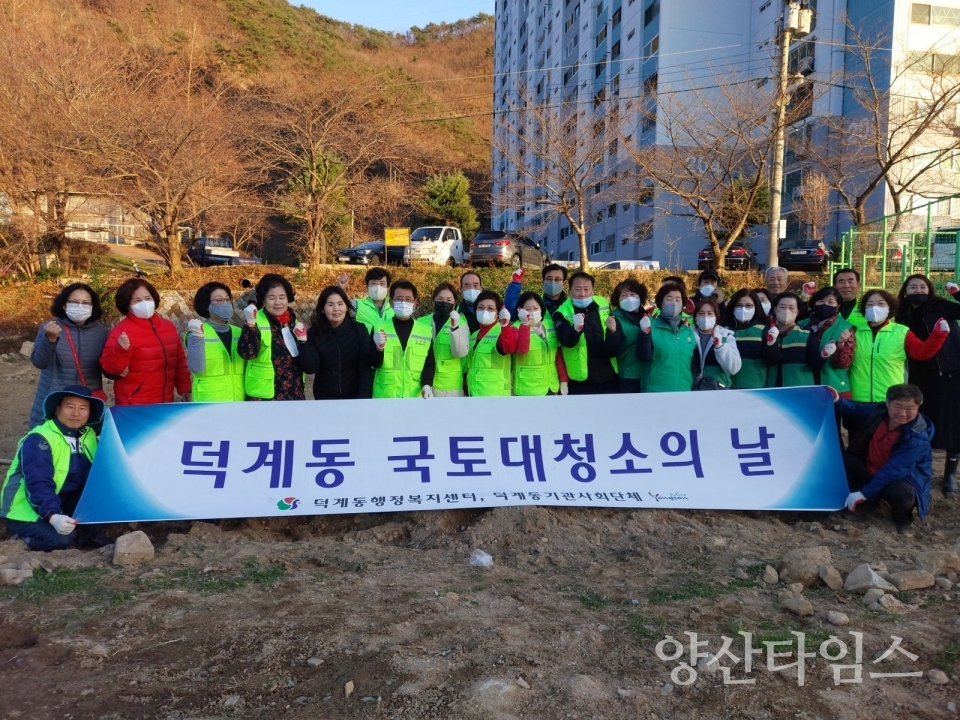 회야강변 꽃밭 조성 터고르기 작업ⓒ양산타임스