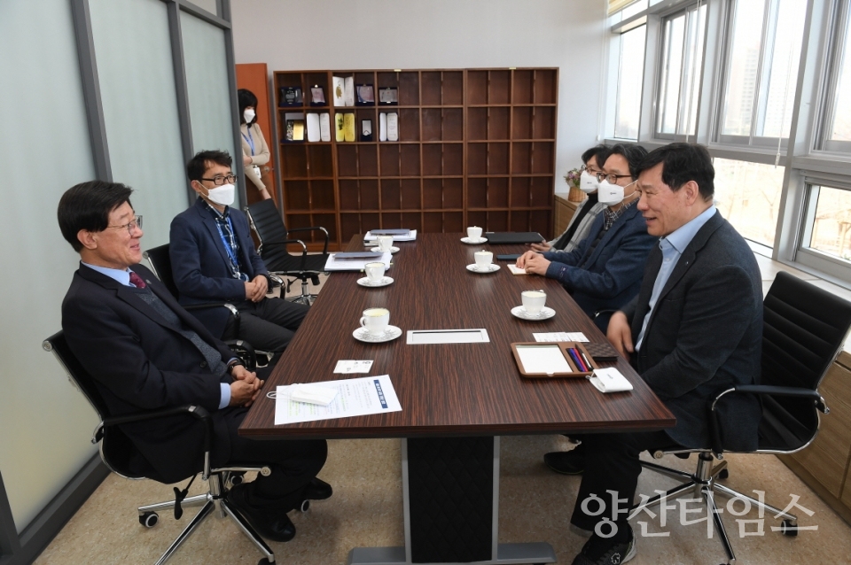 정종복 기장군수가 군수실에서 KBO 허구연 총재 만나 양 기관 협업사업을 논의하였다ⓒ양산타임스