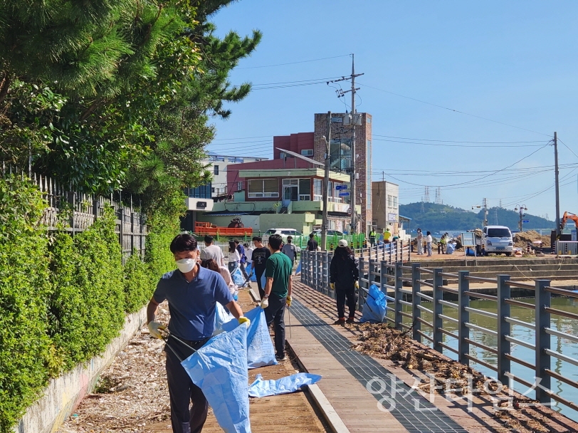 지난해 추석을 맞이하여 직원과 봉사단체가 환경정비에 나서고 있다ⓒ양산타임스