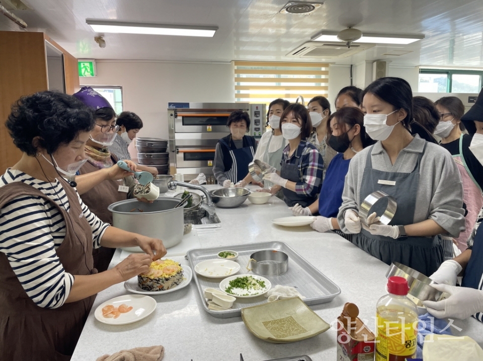 기장식문화연구회에서 전통음식에 대한 교육을 진행하고 있다ⓒ양산타임스