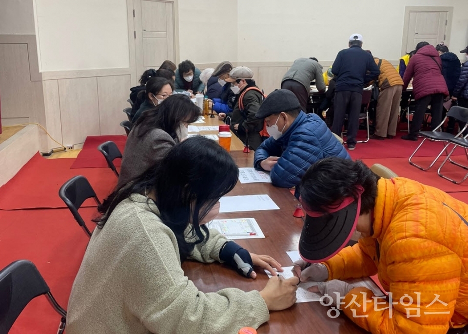 기장읍 행정복지센터에서 기장형 재난기본소득 현장접수를 하고 있다.ⓒ양산타임스