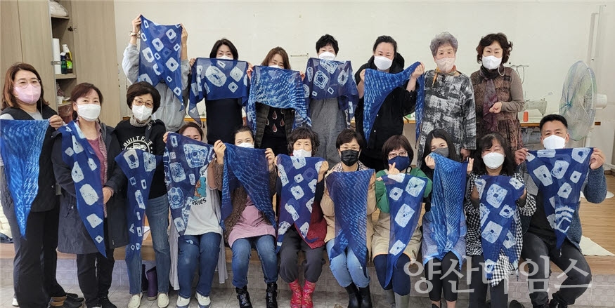 지난해 기장군농업기술센터에서 천연염색,규방공예_ 교육을 진행하고 기념촬영을 하고 있다.ⓒ양산타임스