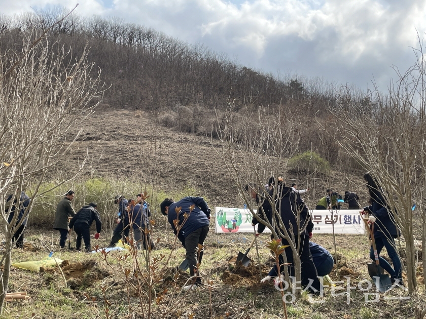 폭발물처리장 부지에서 기장군과 부산시 산림조합 관계자가 나무심기 행사를 진행하고 있다.ⓒ양산타임스