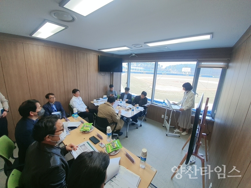 29일 기장야구테마파크 드림볼파크 사무실에서 정종복 기장군수와 문체부, 부산시, KBO 관계자가 공립박물관 현장심사를 진행하고 있다.ⓒ양산타임스