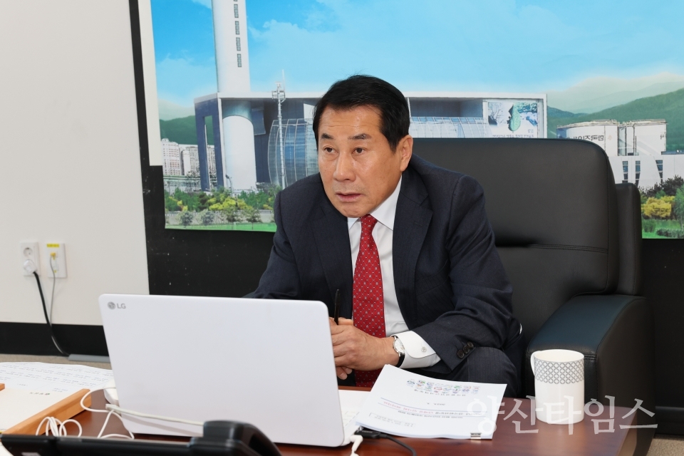 전국원전동맹 단체장 임시회 화상회의에 참여하는 나동연 양산시장ⓒ양산타임스