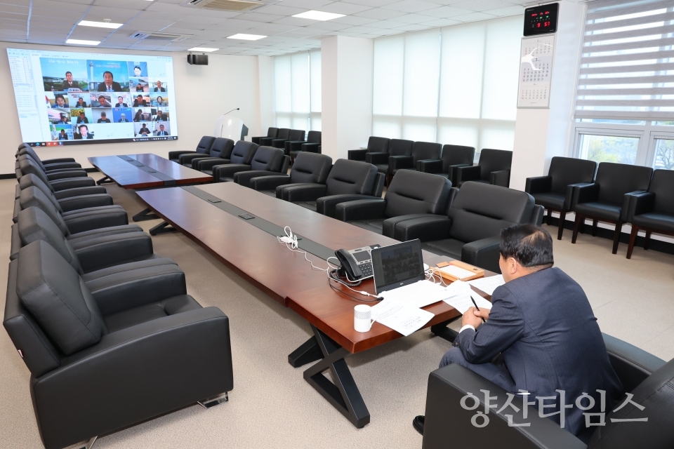 전국원전동맹 단체장 임시회 화상회의에 참여하는 나동연 양산시장ⓒ양산타임스