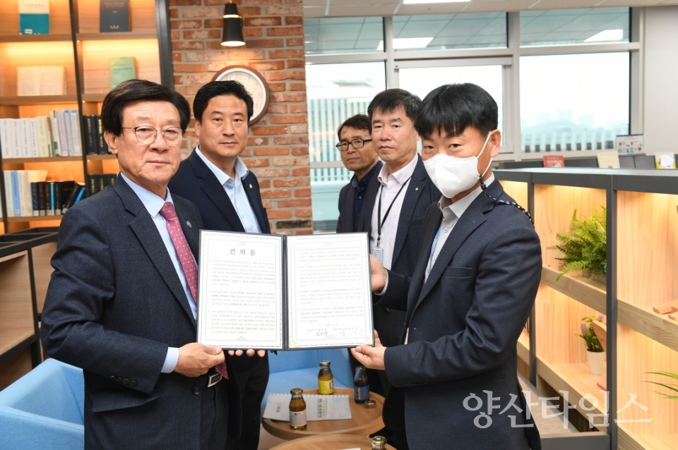 정종복 기장군수와 박우식 기장군의회 의장이 기획재정부 관계자에게 건의문을 전달하고 있다ⓒ양산타임스