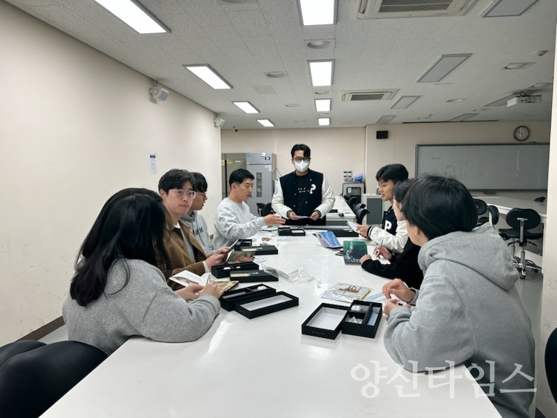 자원봉사센터 점자 동화책 전달ⓒ양산타임스