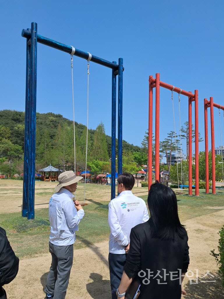 정종복 기장군수가 정관읍 중앙공원에서 전통그네를 점검하고 있다ⓒ양산타임스