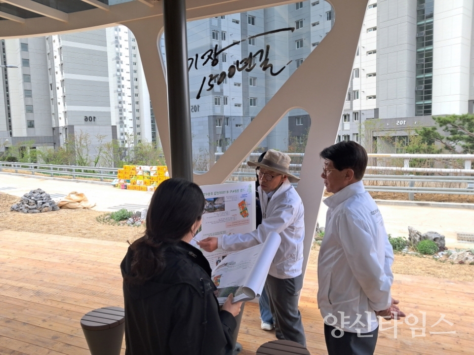 정종복 기장군수가 일광신도시 기장 1500년길 조성현장을 점검하고 있다.