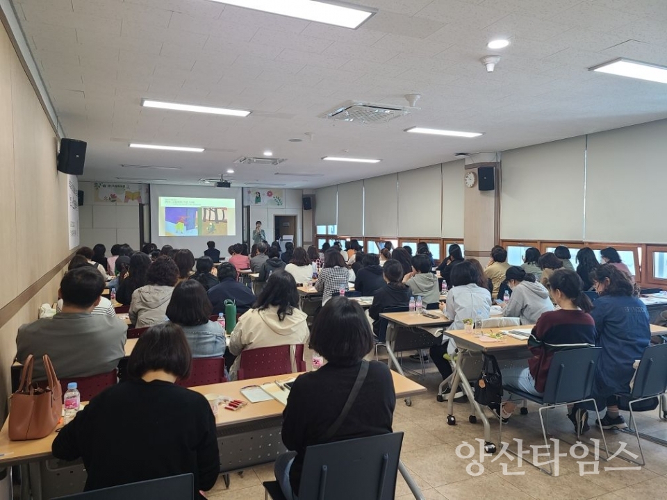"시립도서관 도서관학교 그림책특강" "시립도서관 우수 작은도서관 시상ⓒ양산타임스