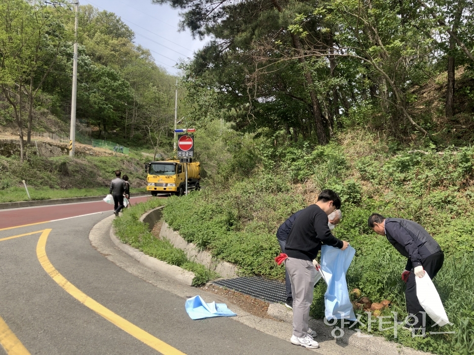 국지도 60호선 명곡교차로 일원에서 진행된 중앙동 4월 국토대청소ⓒ양산타임스