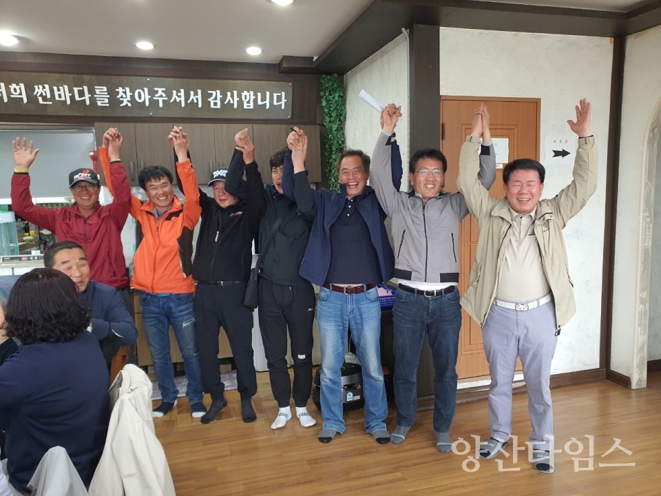 회원들에게 감사인사로  남우채회장(맨 우측)과 임원진이 만세를 했다 ⓒ양산타임스