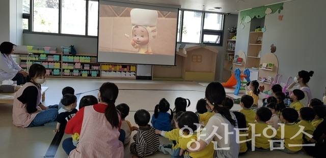 기장군보건소에서 관내 어린이집을 방문하여 구강건강교육을 진행하고 있다.ⓒ양산타임스