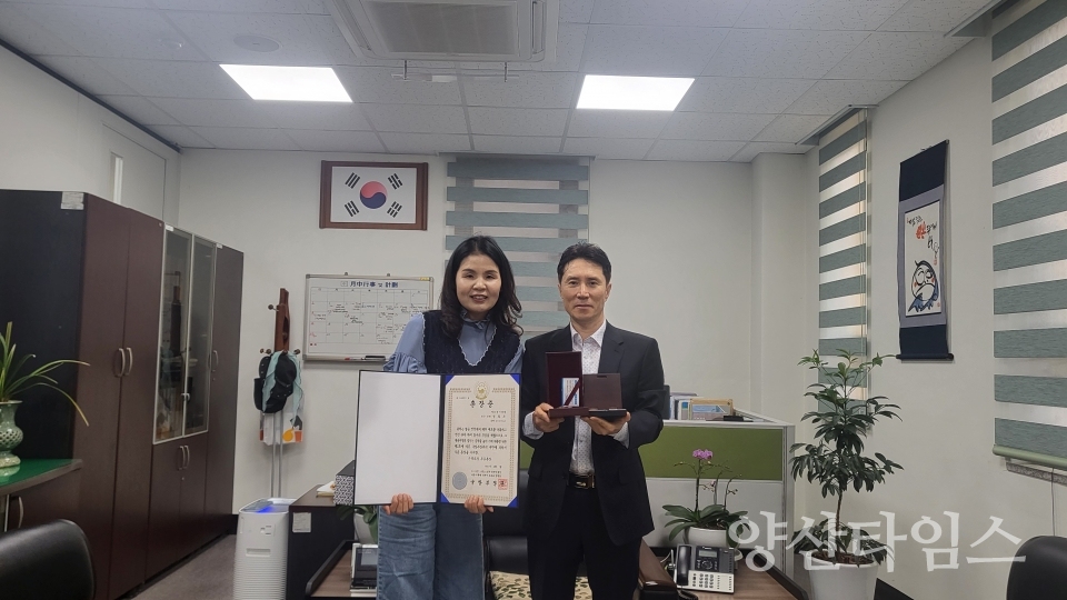 부친인 故정화모 상병의 훈장을 대신 받는 정진광 씨ⓒ양산타임스