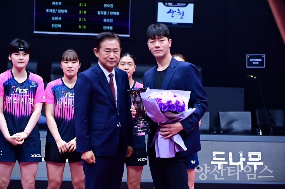"여자탁구단 이정삼 감독(오른쪽)" "여자탁구단 이영은 선수(왼쪽)" ⓒ양산타임스